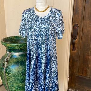 Short sleeve pullover pin tucked front shift style dress with pockets size Med